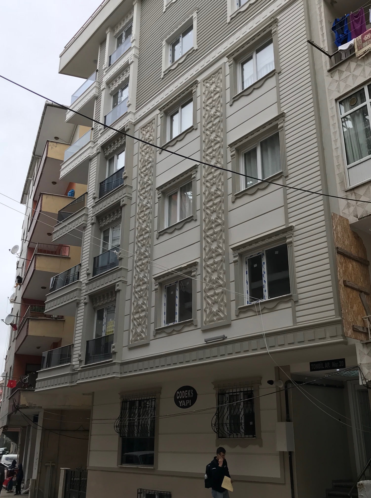 Tombil Apartmanı